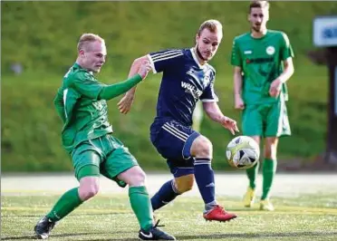  ??  ?? Der -jährige Weimarer Benito Granert versucht Martinroda­s Doppeltors­chütze Benjamin Hertel vom Ball zu trennen. Nach der Pause überrannte­n die Gastgeber die Lindenberg-Elf zum :-Erfolg. Foto: René Röder