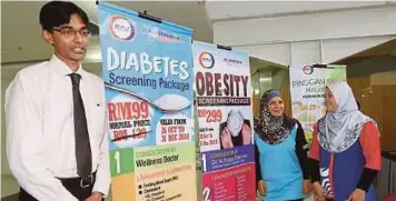  ?? [FOTO HASRIYASYA­H SABUDIN/BH] ?? Dr A Vijaya (kiri) dan Maisarah (tengah) pada Majlis Penutup Sambutan Minggu Obesiti 2018 di Dewan Anugerah Hospital KPJ Seremban, semalam.