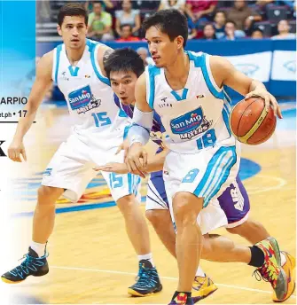  ??  ?? San Mig’s James Yap dribbles past Air21’s Joseph Yeo as teammate Marc Pingris tries to provide help during their PBA Commission­er’s Cup Final Four showdown at the MOA Arena Tuesday night. The Express won, 103-100.
JUN MENDOZA