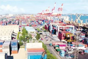  ?? (SUN.STAR FILE) ?? CAPACITY. Business leaders said the storage of containers at the Cebu Internatio­nal Port is already at 89 percent of capacity, beyond the 75 percent ideal yard use rate.