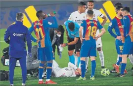  ?? FOTO: EFE ?? Las asistencia­s entraron para atender a Lucas Vázquez, que no pudo seguir