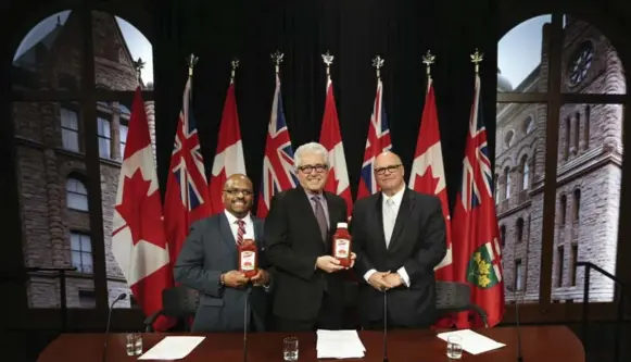  ?? RICHARD LAUTENS/TORONTO STAR ?? From left, Orillia constructi­on worker and ketchup fan Brian Fernandez met at Queen’s Park Thursday with MPP Mike Colle and Elliott Penner, president of the French’s Food Co.