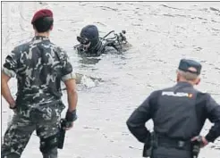  ?? JOSÉ MANUEL VIDAL / EFE ?? Los GEO empezaron ayer las inmersione­s en el río sevillano