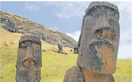  ?? FOTO: MICHAEL MAREK ?? Rund 1000 Moai genannte Steinköpfe befinden sich auf der Insel Rapa Nui.