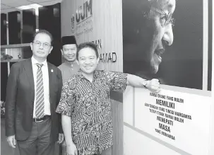  ?? — Gambar Bernama ?? TIDAK ADIL: Wan Saiful (kanan) bersama Naib Canselor UUM Prof Dr Ahmad Bashawir Abdul Ghani melihat ungkapan masa pada majlis Santai Bersama di Institut Pemikiran Tun Dr Mahathir Mohamad Universiti Utara Malaysia semalam.