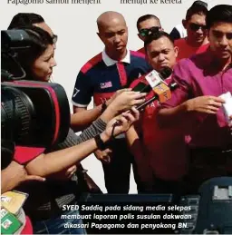  ??  ?? SYED Saddiq pada sidang media selepas membuat laporan polis susulan dakwaan dikasari Papagomo dan penyokong BN.