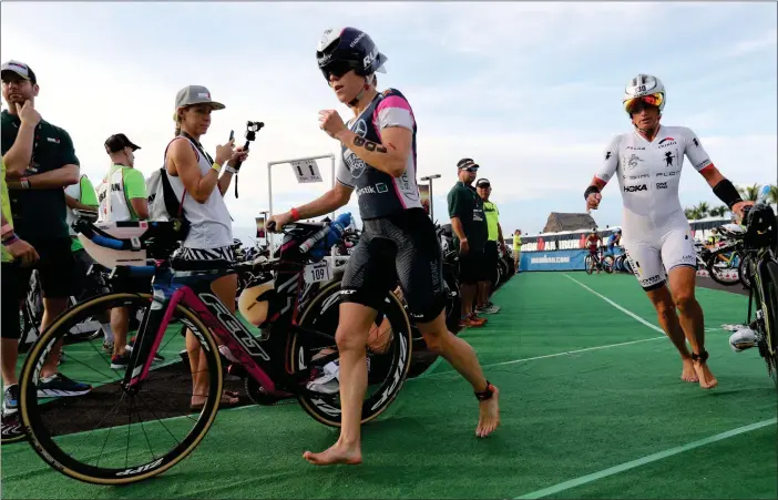  ?? FOTO: EPA/BRUCE OMORI ?? TRIATHLON. Kaisa Lehtonen (numera Sali) var femma i den legendaris­ka Ironmantäv­lingen på Hawaii i oktober i fjol.