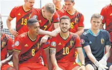  ?? FOTO: JAN DE MEULENEIR/IMAGO IMAGES ?? Nachdem Kevin De Bruyne (Mi.) für das Auftaktspi­el ausfällt, liegt die Last auf den Schultern von Youri Tielemans (li.) und Eden Hazard.