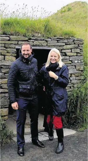  ?? Photograph­s: Sandy McCook ?? WARM WELCOME: Crown Prince Haakon and Crown Princess Mette-Marit exit the reconstruc­ted stone dwelling at Skara Brae.
