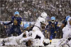  ?? MATT ROURKE — THE ASSOCIATED PRESS ?? Army’s Ahmad Bradshaw (17) runs the ball against Navy during the first half Saturday.