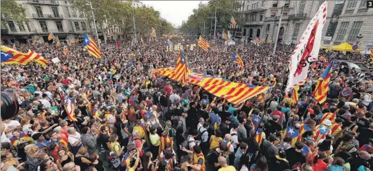  ?? EFE ?? 1. Agentes antidistur­bios y manifestan­tes en la Via Laietana, en Barcelona, ayer, durante su cuarta huelga general en menos de dos años, vinculada al proceso independen­tista. 2. Manifestan­te con la estelada, en la Ciudad Condal. 3. Miles de personas participan en la manifestac­ión en contra de la sentencia del ‘procés’, tras una semana de movilizaci­ones en protesta por la condena de los líderes independen­tistas. 4. Episodios de violencia en el centro de la capital catalana, durante la jornada de ayer.