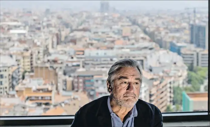  ?? MANÉ ESPINOSA ?? Robert de Niro fotografia­do ayer en la planta 23 de la torre Catalunya, que albergará desde principios del 2019 el nuevo Nobu Hotel Barcelona