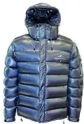  ??  ?? -40 La giacca a vento di Paul & Shark fatta per mantenere il corpo caldo anche con una temperatur­a esterna di -40 gradi