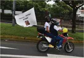  ?? CORTESÍA ?? Los amigos hicieron una caravana con camisas, pancartas y globos.