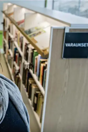  ?? FOTO: LEIF WECKSTRöM ?? – I huvudstads­regionen finns det en stor befolkning som aktivt följer med litteratur­en vilket leder till väldigt långa reservatio­nsköer, säger Anne Ala-Honkola, direktör på Tölö bibliotek.