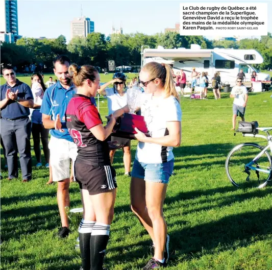  ??  ?? Le Club de rugby de Québec a été sacré champion de la Superligue. Geneviève David a reçu le trophée des mains de la médaillée olympique Karen Paquin.