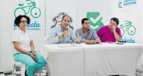  ?? CÉSAR BOLÍVAR ?? Patricia Iriarte, Juan Jaramillo, Carlos Montoya y Miguel Iriarte, durante la rueda de prensa en la que presentaro­n el programa de promoción de lectura ‘Bicilecta’.
