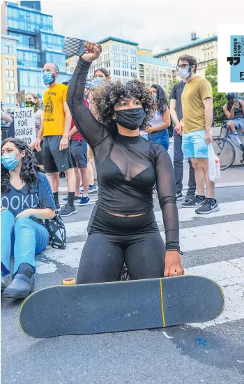  ??  ?? Black Power anno 2020: Black-Lives-Matter-Demos sind so inklusiv wie schon lange nicht – auch viele weiße Amerikaner marschiere­n wie hier in Brooklyn mit.