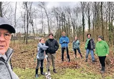  ?? FOTO: BÜNDNIS 90/GRÜNE ?? Im Wäldchen zwischen Stoltenhof­fstraße und Lenßenhaof haben Vertreter der Mönchengla­dbacher Bäume und Sträucher aufgeforst­et.