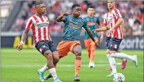  ??  ?? Steven Bergwijn van PSV en Quincy Promes van Ajax strijden om de bal. (Foto: Goal)