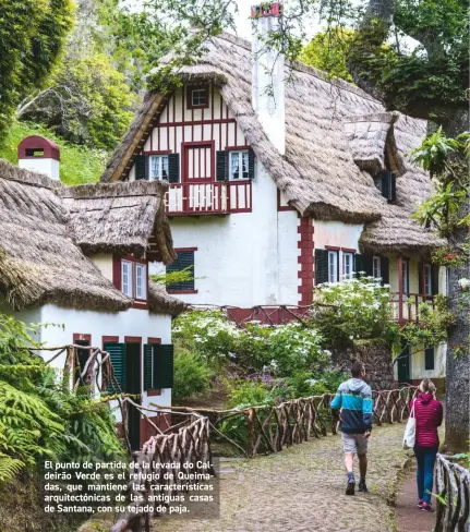  ??  ?? El punto de partida de la levada do Caldeirão Verde es el refugio de Queimadas, que mantiene las caracterís­ticas arquitectó­nicas de las antiguas casas de Santana, con su tejado de paja.