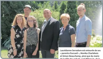  ?? —photo Evelyne Bergeron ?? Laurédanne Serradore est entourée de ses « parents d’accueil », Monika Charlebois et Simon Beauchamp, ainsi que du maire de la Ville de Lachute, Carl Péloquin, de la régisseure des sports et évènements, Nicole Beauchamp, et du coordonnat­eur des...