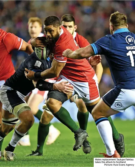  ?? ?? Wales replacemen­t Taulupe Faletau takes the attack to Scotland
Picture: Huw Evans Agency