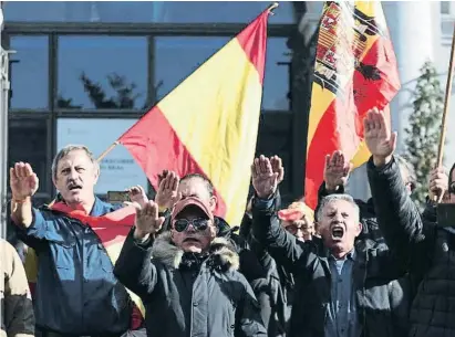  ?? Ft/EP o / / T xTd d ?? Símbolos. Asistentes al homenaje a Franco, en la plaza de Oriente de Madrid, el pasado domingo, con banderas preconstit­ucionales. A la izquierda, obelisco franquista en Tortosa por la batalla del Ebro