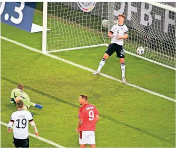  ?? FOTO: IMAGO IMAGES ?? DFB-Keeper Manuel Neuer und Joshua Kimmich können den zwischenze­itlichen Schweizer Führungstr­effer zum 3:2 durch Mario Gavranovic nicht mehr verhindern.