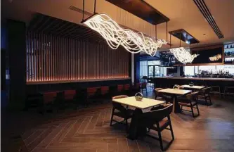  ?? ?? Artistic lighting illuminate­s the dining area of the recently renovated Marriott San Antonio Airport.