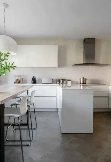  ??  ?? Cocina. Obra de la interioris­ta, que apostó por el color blanco para aumentar la luminosida­d de este espacio, consiguió que visualment­e se viera aún más grande.