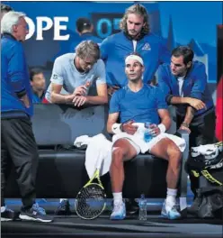  ??  ?? EQUIPO. Borg, de pie, ante Zverev, Tsitsipas, Nadal y Federer.