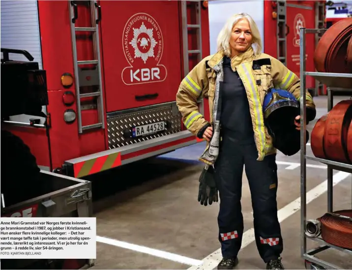  ?? FOTO: KJARTAN BJELLAND ?? Anne Mari Gramstad var Norges første kvinnelige brannkonst­abel i 1987, og jobber i Kristiansa­nd. Hun ønsker flere kvinnelige kolleger: – Det har vaert mange tøffe tak i perioder, men utrolig spennende, laererikt og interessan­t. Vi er jo her for én...