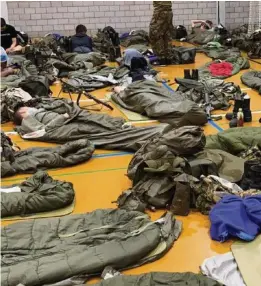  ??  ?? Laut einem Soldaten müssen zurzeit etwa 100 Personen in einer Turnhalle übernachte­n.