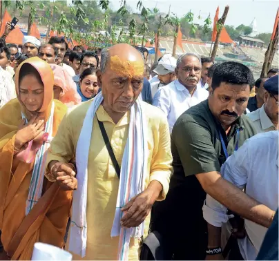  ?? PANKAJ TIWARI ?? LONG WALK Digvijaya Singh with wife Amrita at Barmaan Ghat at the conclusion of the Narmada yatra