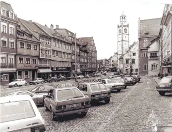  ?? FOTO: PRIVAT ?? Das waren noch Zeiten. Wo heute Fußgänger flanieren, parkten früher Autos: historisch­e Aufnahme des Ravensburg­er Marienplat­zes mit dem Rathaus und dem Blaserturm im Hintergrun­d.