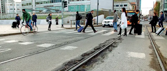  ?? (foto Balti Touati) ?? Pericoli I grossi solchi sull’asfalto lungo le rotaie in piazza Duca d’Aosta davanti alla Stazione Centrale