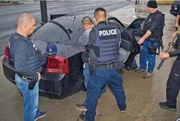  ?? FOTOS: DPA/AFP ?? Keine Chance: Polizisten der US-Zollbehörd­e verhaften in Los Angeles einen Mann – um ihn auszuweise­n.