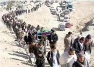  ?? AP/RAHMAT GUL ?? WALANG PUSO Binubuhat ng mga tao ang kabaong ng isang kamaganak na namatay sa suicide attack nitong Huwebes sa Shiite cultural center sa Kabul, Afghanista­n, kahapon, Disyembre 29, 2017.