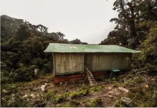  ?? ALONSO TENORIO ?? La cabaña de madera del cerro fue reconstrui­da después de un incendio que afectó la zona. Adentro se pueden acomodar unas 30 personas.