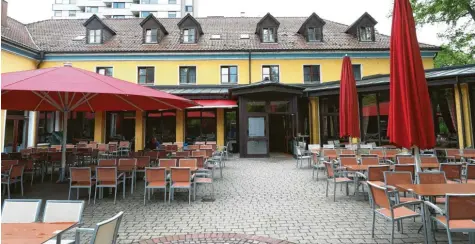  ?? Foto: Alexander Kaya ?? Der Barfüßer in Neu-Ulm mit seinem großen Biergarten ist eines der bekanntest­en Lokale in der Region. Zum Ende des Jahres ist dort Schluss – zumindest für eine ganze Weile. Gastronom Eberhard Riedmüller will auf dem Grundstück neu bauen, doch dazu braucht er die Zustimmung des Stadtrats.