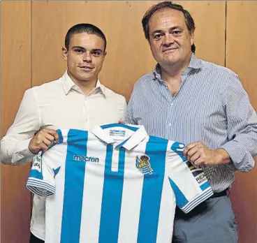  ?? FOTO: RS ?? Luca Sangalli posa con el presidente de la Real, Jokin Aperribay, tras firmar su renovación