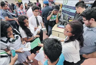  ?? CHRISTIAN VINUEZA / EXPRESO ?? Jornada. Cientos de colegiales acudieron a la feria de oferta académica de educación superior.