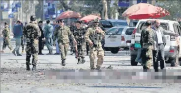  ?? REUTERS ?? ■ Afghan security forces arrive at the site of a deadly blast in Kabul on Tuesday.