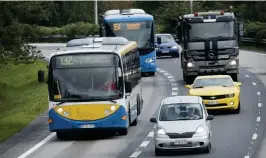  ?? FOTO: NIKLAS TALLQVIST ?? Många bussar som tidigare körde på Västerlede­n är nu tillbaka. Det är inte vad metrobygge­ts ledning önskade.