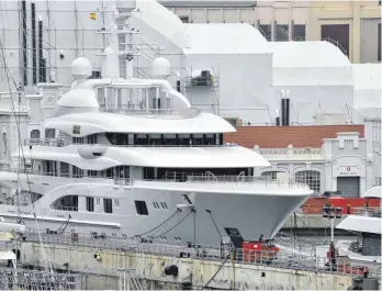  ?? FOTO: DAVID OLLER/DPA ?? Die „Valerie“im Hafen von Barcelona: Die russische Luxusyacht wurde im März von den spanischen Behörden im Zusammenha­ng mit den EU-Sanktionen festgesetz­t.