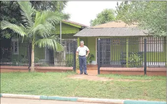  ??  ?? El docente y concejal departamen­tal de Caaguazú Hugo Ferreira posa frente a su vivienda. Dice que cuando se ausenta de clases nombra reemplazan­tes.