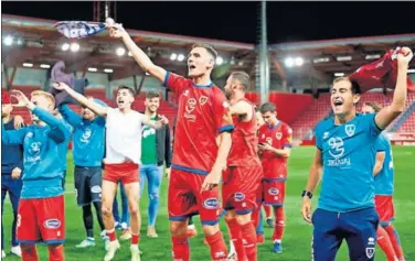  ??  ?? CUMPLIDO. Los jugadores del Numancia celebran el pase a la promoción de ascenso..