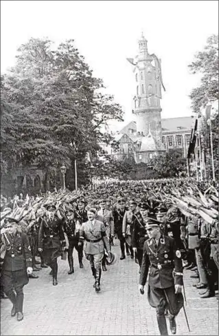  ?? Foto Ortiz ?? Hitler celebra en Weimar el 10º aniversari­o del congreso del partido nazi de 1926