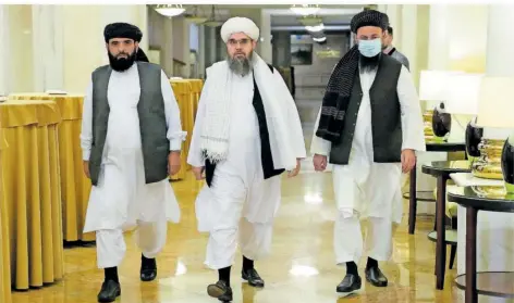  ?? FOTO: ALEXANDER ZEMLIANICH­ENKO/AP/DPA ?? Suhil Shaheen, Mawlawi Shahabuddi­n Dilawar und Mohammad Naim (von links) sind Mitglieder einer politische­n Delegation der afghanisch­en Taliban. Hier sind sie auf dem Weg zu einer Pressekonf­erenz in Moskau.